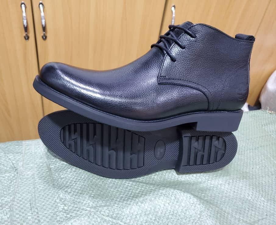 Black Pebbled Leather Lace-Up Pointed Toe Chukka Boots