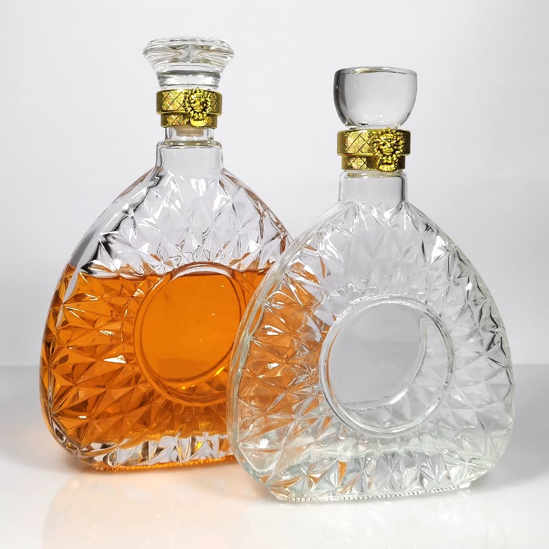Luxury Crystal Glass Whiskey Decanter with Gold Collar