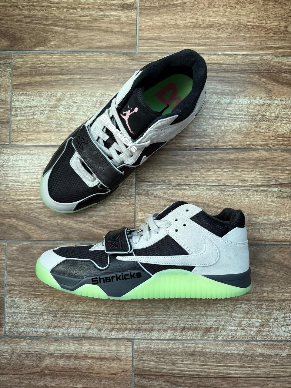Sharkicks Low-Top Sneakers – Black/White Neon Green