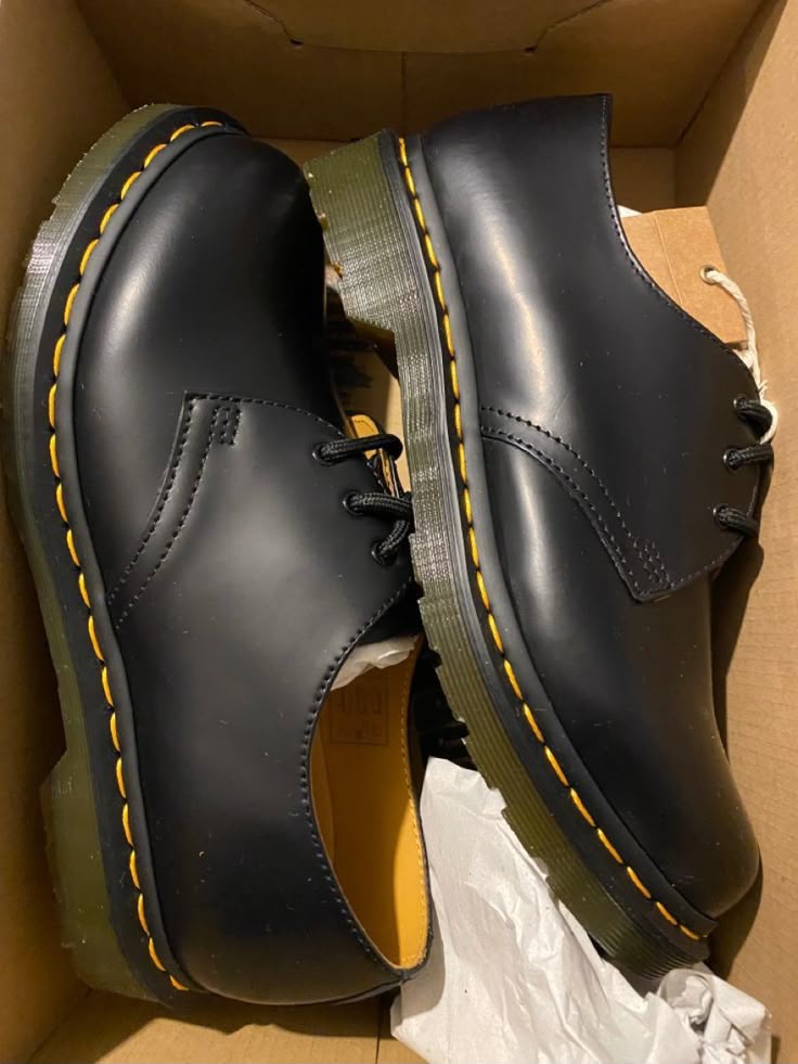 Black Leather 3-Eyelet Oxford Shoes with Yellow Welt Stitching