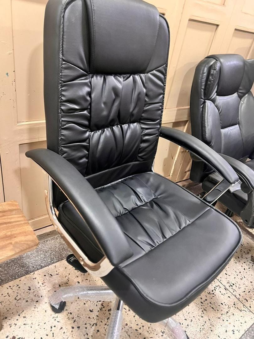 Tufted High-Back Executive Office Chair
